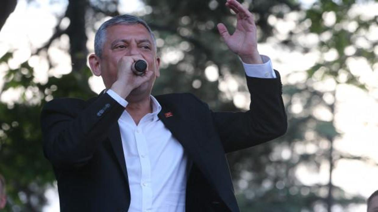 CHP Genel Merkezi önünde çekilmiş bir fotoğraf.