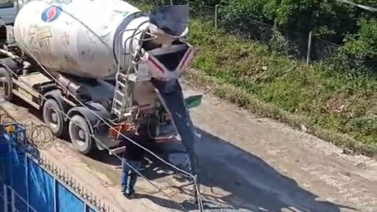 Adana'da mahalleli isyan bayrağını &ccedil;ekti, beton mikser kiralayıp yolu d&uuml;zelttiler!