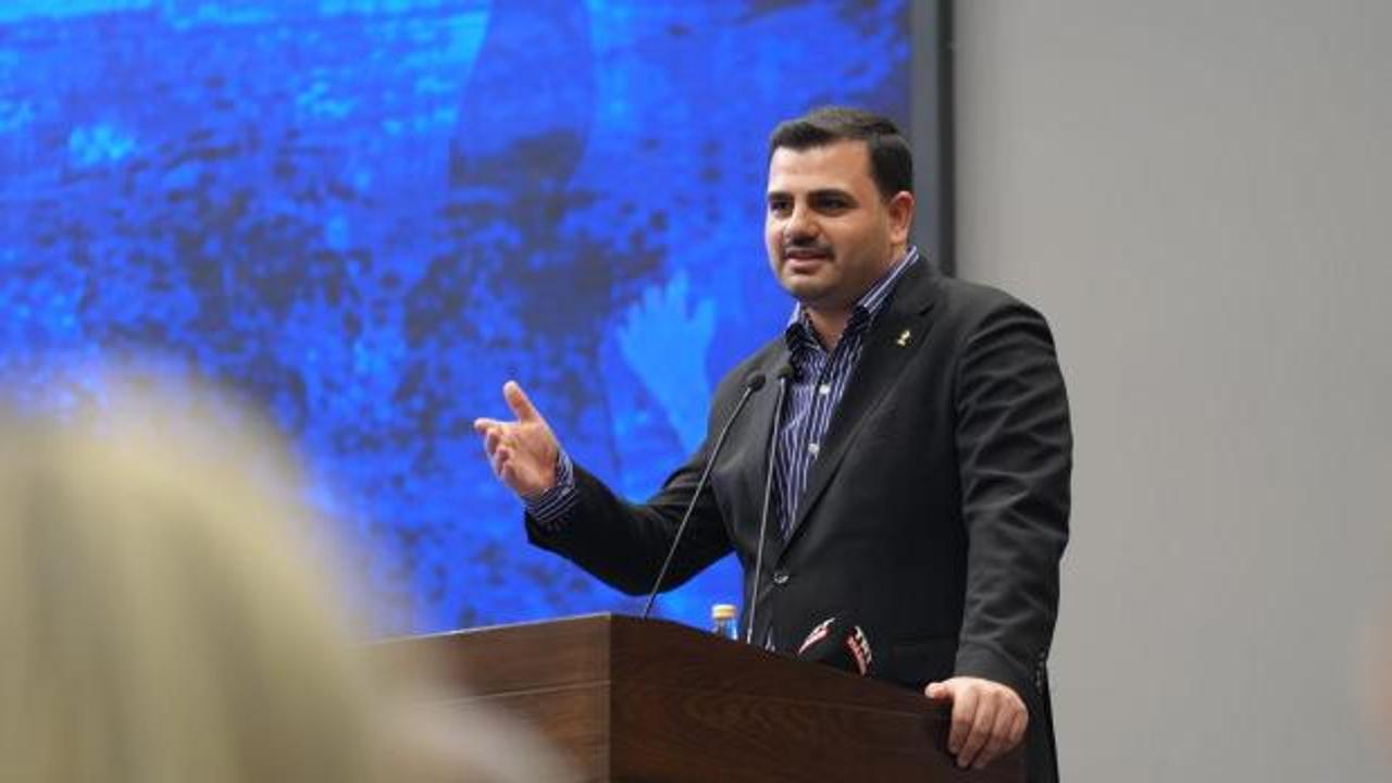 AK Parti Genel Sekreteri ve İzmir Milletvekili Eyyüp Kadir İnan'ın siyasi bir toplantıdaki görüntüsü.