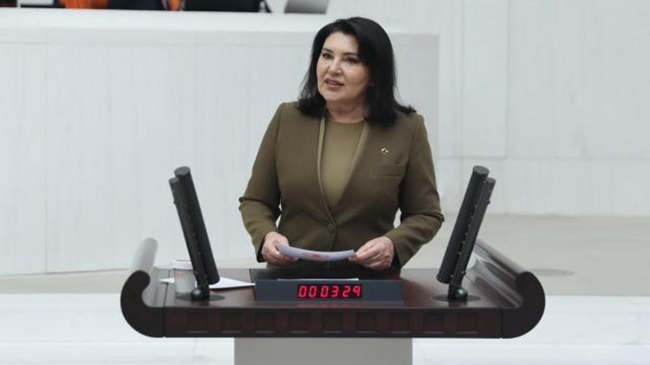 AK Parti Milletvekili Şebnem Karamık konuşma yaparken çekilmiş bir fotoğraf.