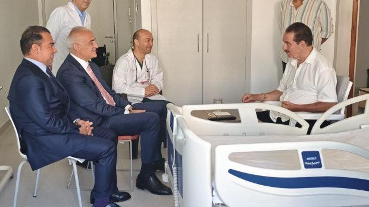 Bakan Mehmet Nuri Ersoy, İbrahim Tatlıses'i hastanede ziyaret ediyor.