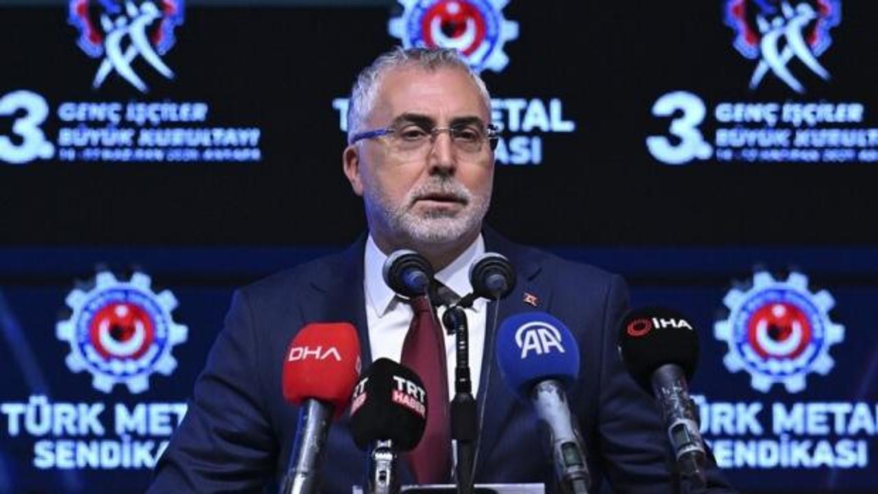 Çalışma ve Sosyal Güvenlik Bakanı Vedat Işıkhan konuşma yaparken