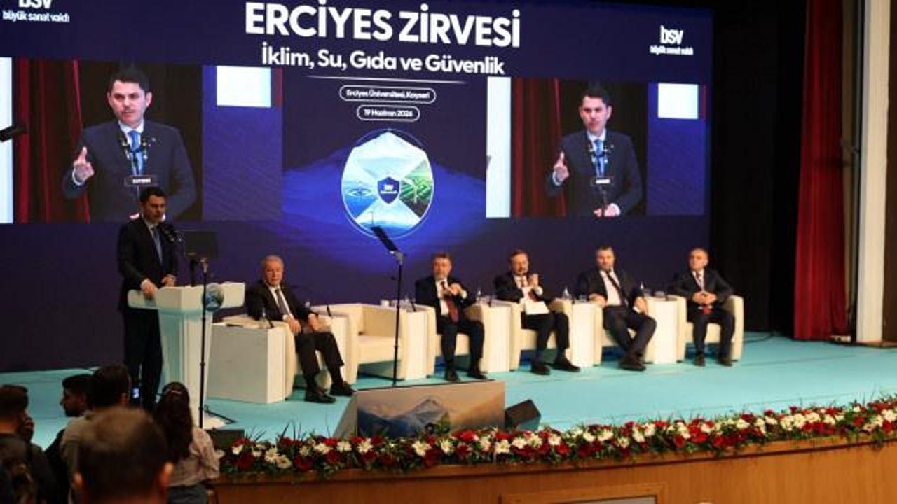 Bakan Murat Kurum, Erciyes Zirvesi'nde konuşma yaparken