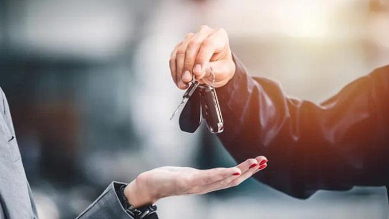 Ticaret Bakanlığı logosu ve ikinci el araç satışı yapılan bir galeri görüntüsü.