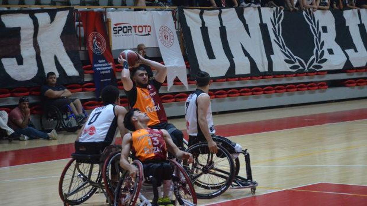 Beşiktaş Galatasaray'ı s&uuml;p&uuml;rd&uuml;!