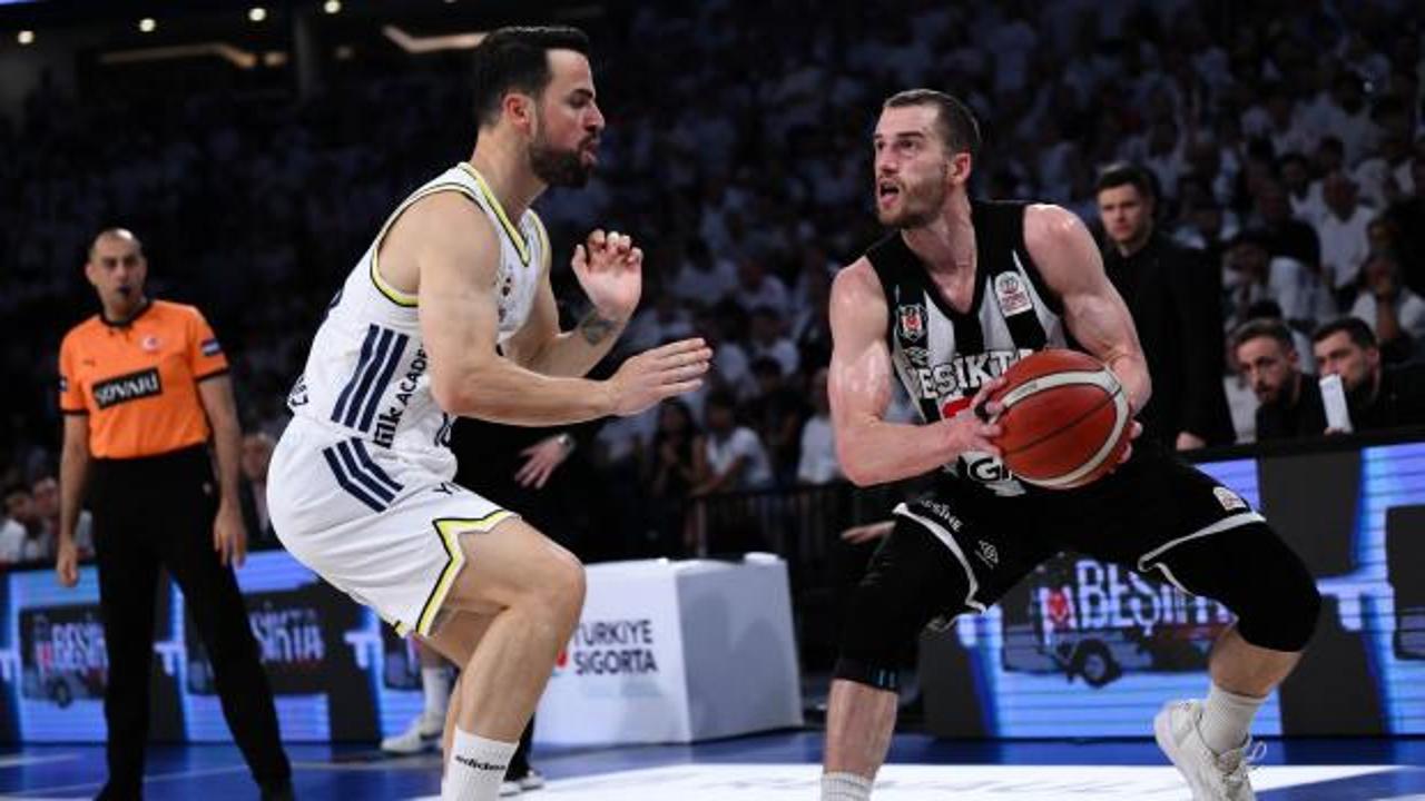 Fenerbahçe Beko ve Beşiktaş GAİN oyuncuları maç sırasında mücadele ederken bir görüntü.