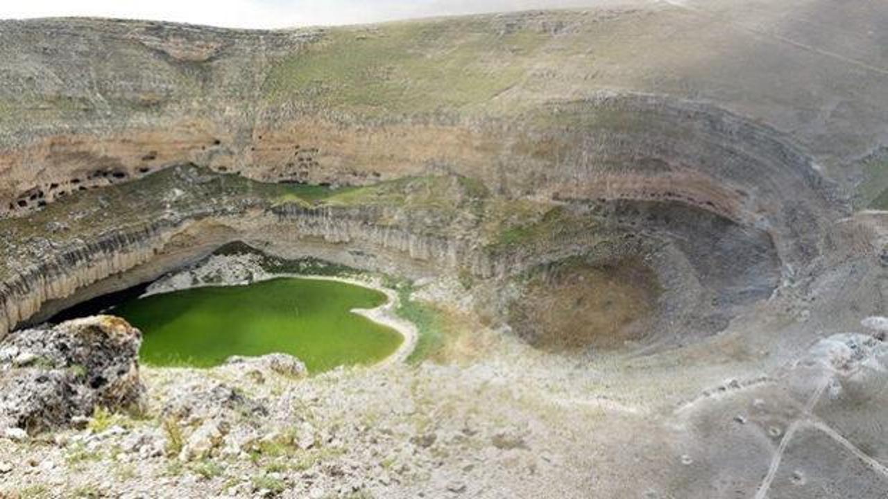 Çıralı Obruğu'nun kurumuş gölü ve içindeki boş mağaralar