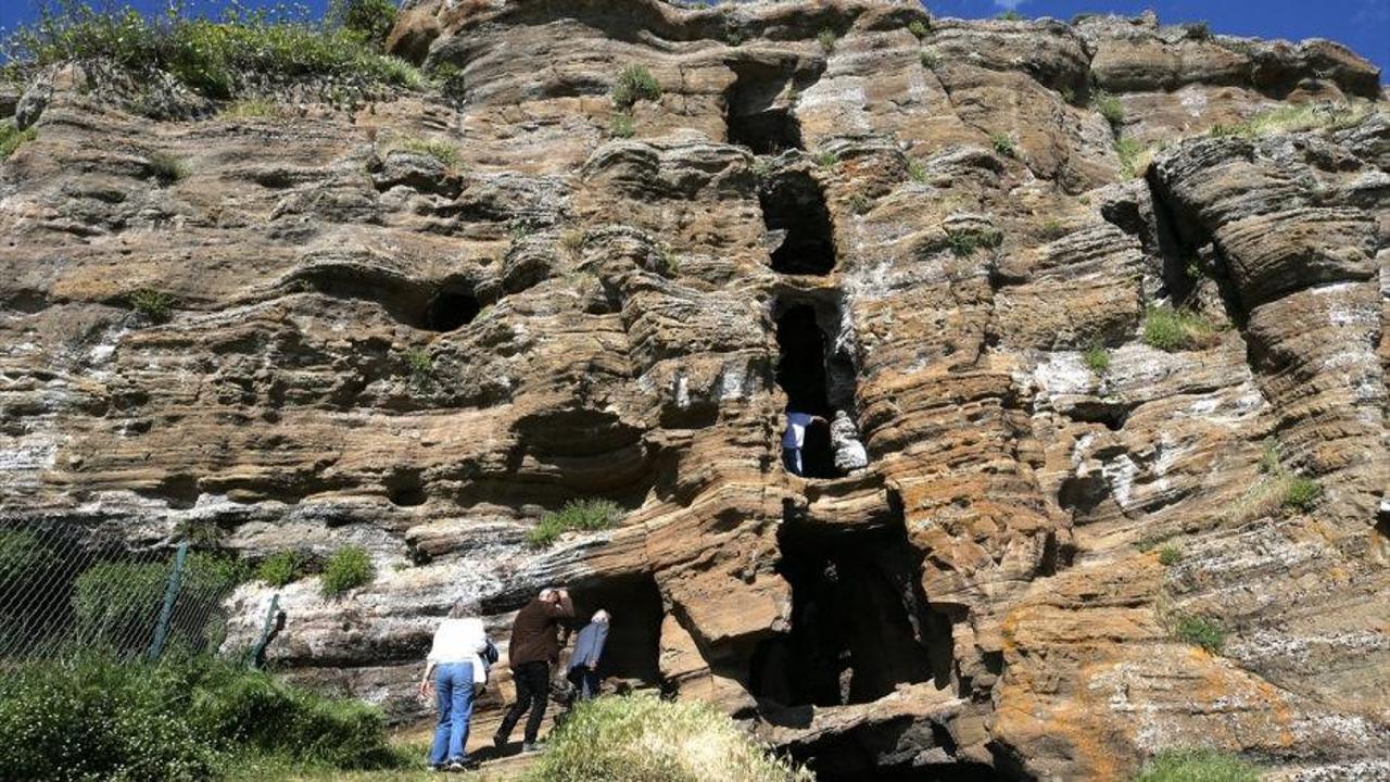Bitlis'in Hizan ilçesinde bulunan, kayaların içine oyulmuş tarihi Bapir-i Kal yapısı.