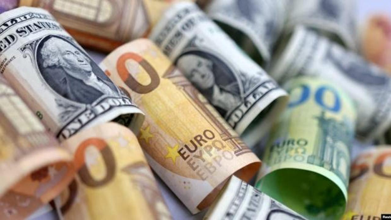 İngiliz sterlini banknotları ve grafikler.