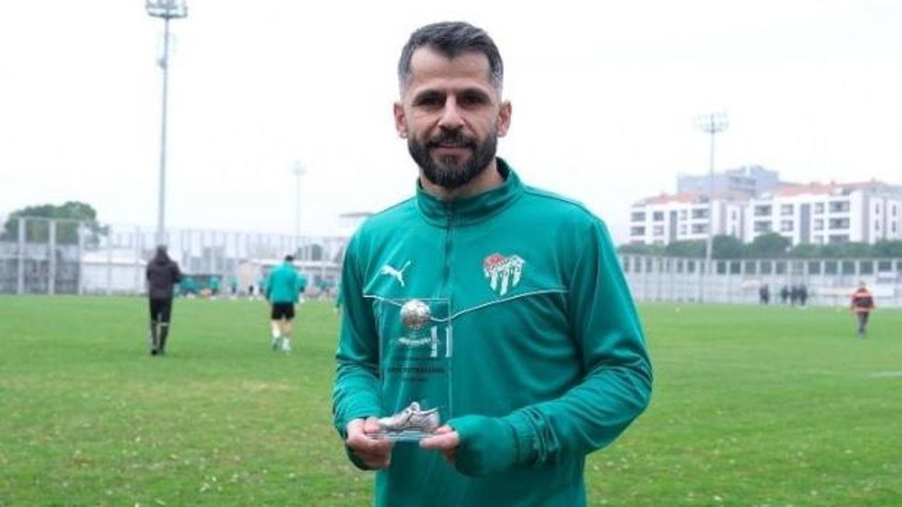 Bursasporlu futbolcu İlhan Depe, sözleşme yenileme töreninde
