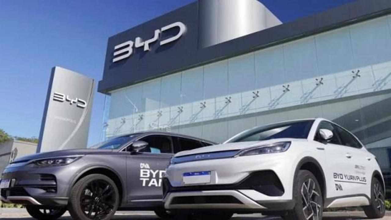 BYD logosu ve Formula 1 aracı görseli