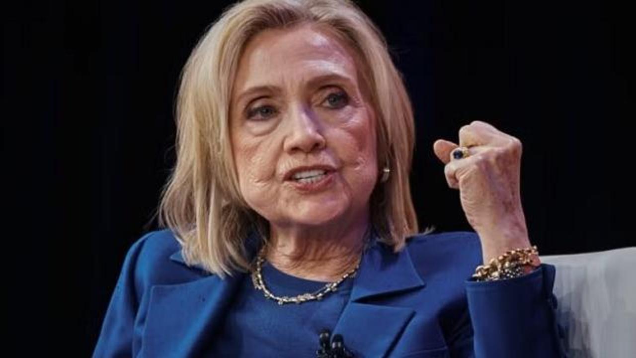 Hillary Clinton konuşma yaparken