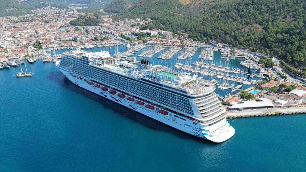 Marmaris limanına yanaşmış dev kruvaziyer gemisi ve koylarda gezen turistler