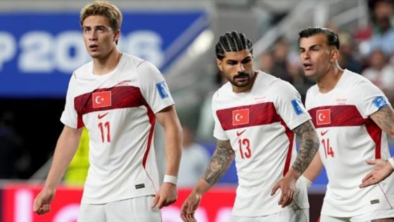 A Milli Futbol Takımı oyuncuları sahada mücadele ederken