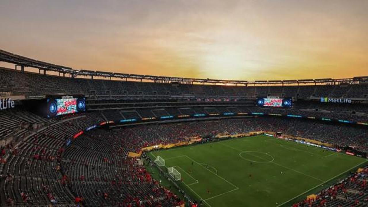 Fransa ve Senegal milli takımlarının futbolcuları sahada mücadele ediyor.