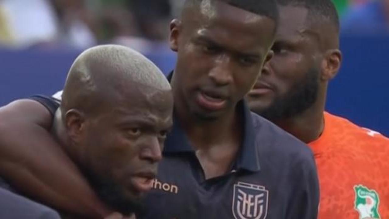 Wilfried Singo ve Enner Valencia'nın Dünya Kupası maçında karşı karşıya geldiği an.