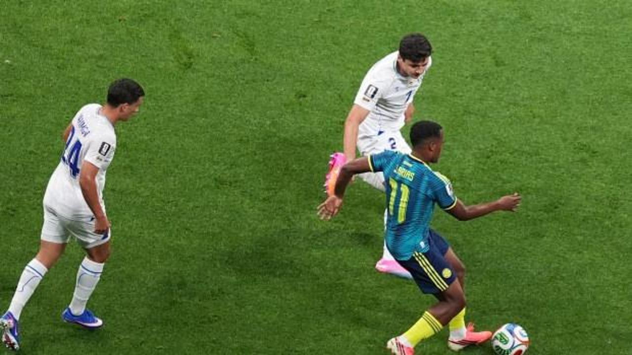 Kolombiya ve Özbekistan milli takımları futbolcuları Dünya Kupası maçında mücadele ederken