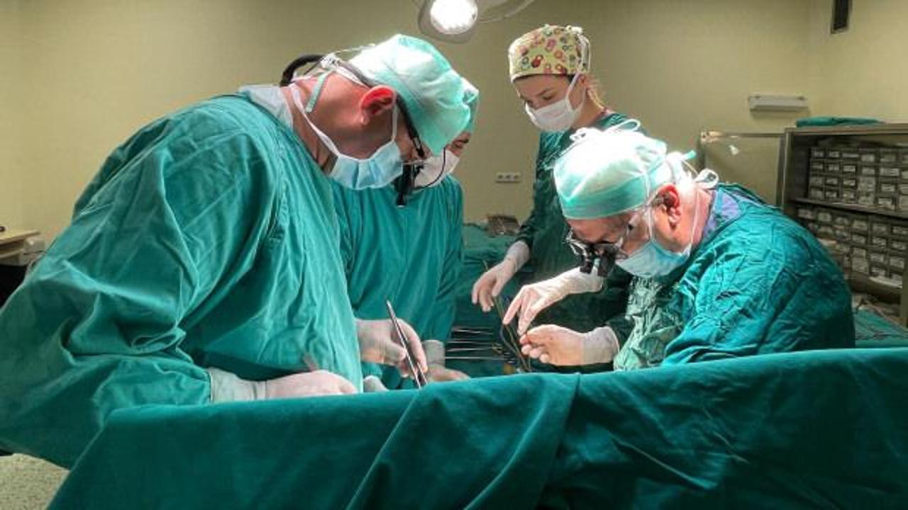 Dünyada bir ilk! 8'li çapraz karaciğer nakli yapıldı