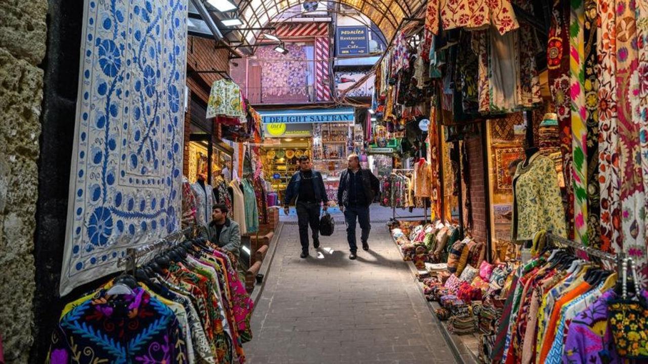İstanbul Kapalıçarşı'nın tarihi atmosferini yansıtan bir görünüm.