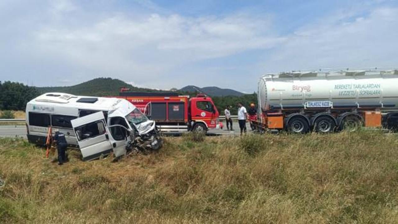 Edirne'de trafik kazası sonrası yol kenarında bekleyen ambulanslar ve polis ekipleri.