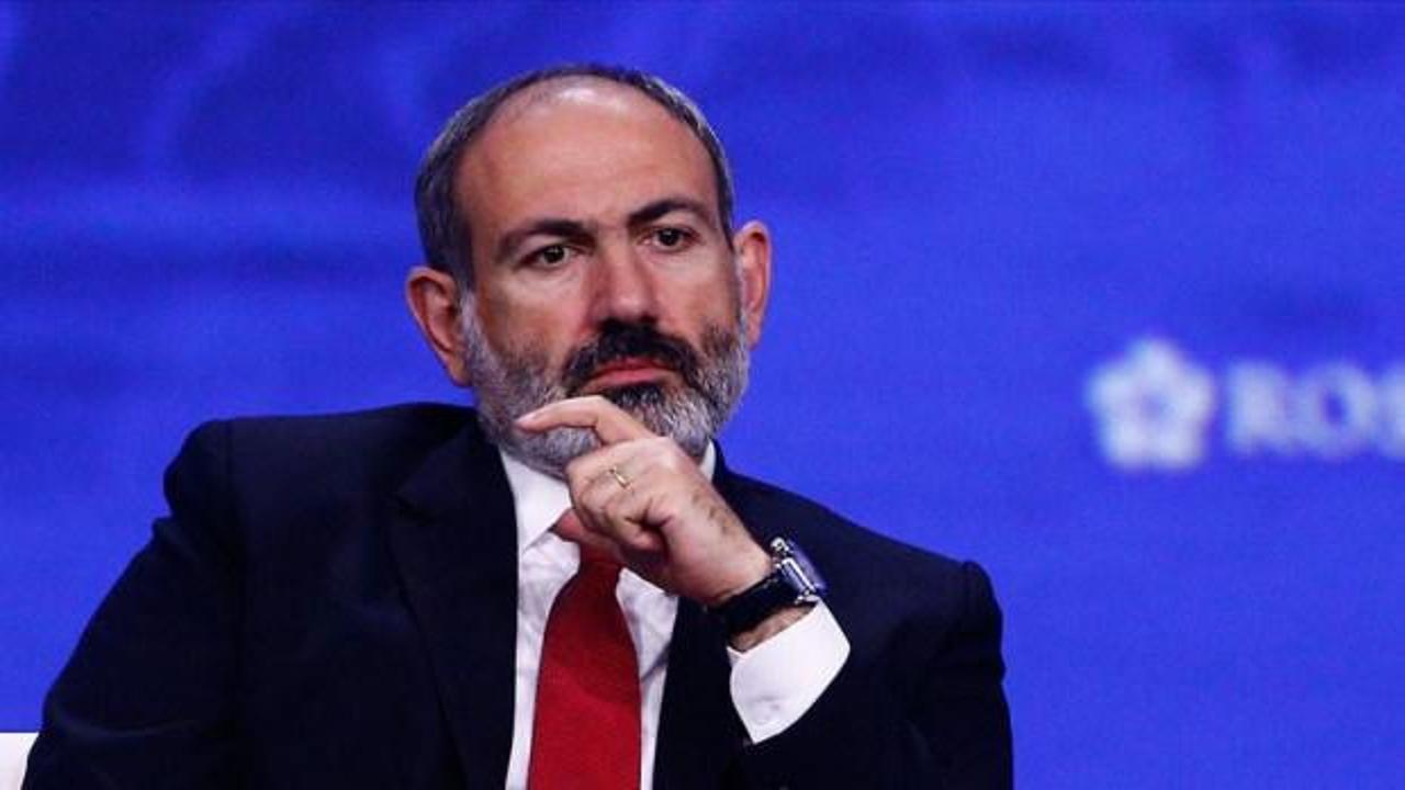 Ermenistan Başbakanı Nikol Paşinyan'ın elini kaldırarak konuştuğu bir görsel.