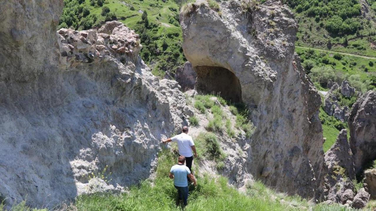 Erzurum'da kayaların içine oyulmuş Solomon Kaya Kilisesi'nin dış cephesi.