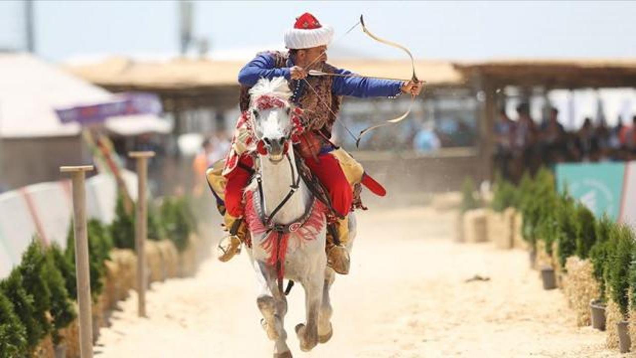 Çeşitli etnospor dallarından sporcuların mücadele ettiği bir festival alanı