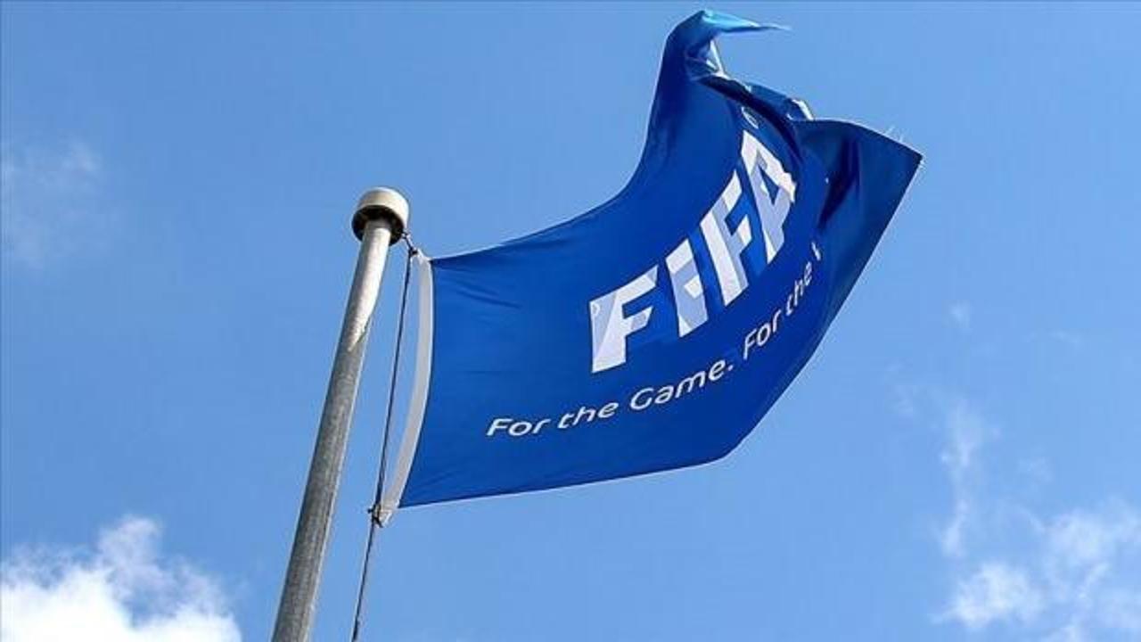 FIFA logosu ve futbol sahası görüntüsü