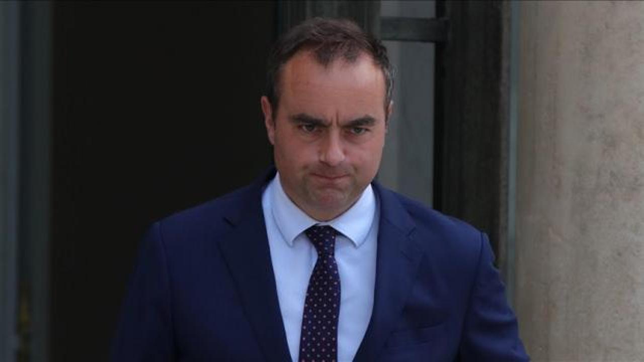 Fransa bayrağı önünde dijital ağları temsil eden soyut bir görsel.