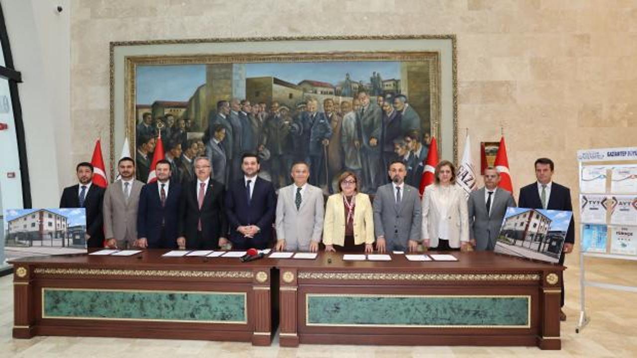 Gaziantep'te gençlere yönelik 5 yeni iş birliği protokolünün imza töreninden bir kesit.