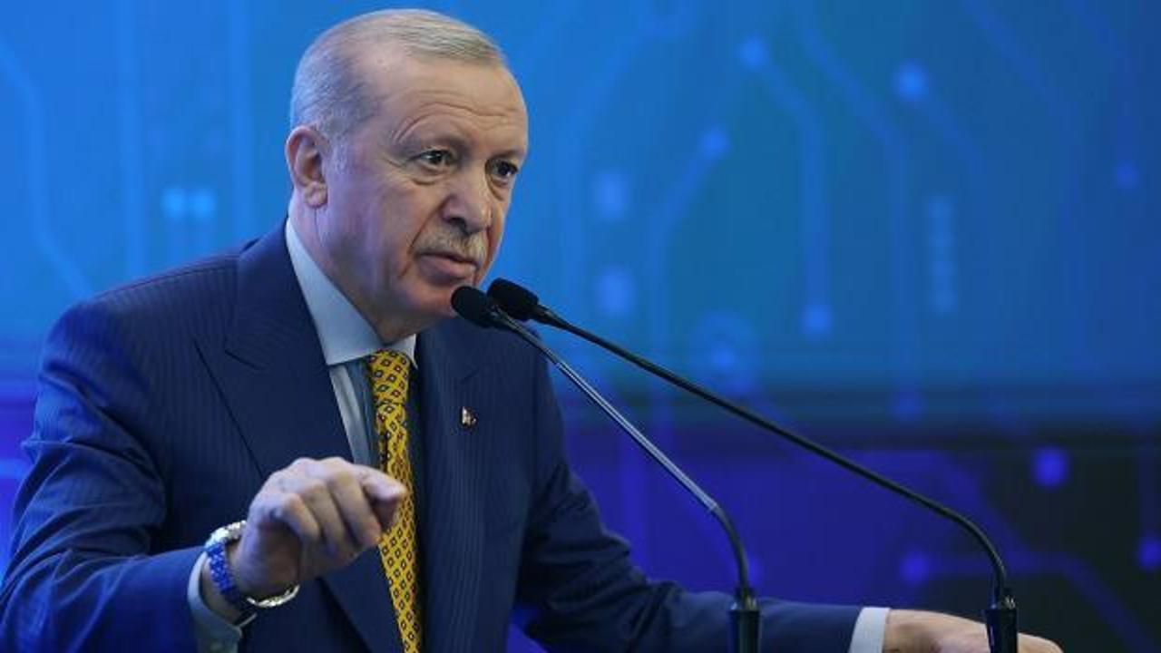 Türkiye haritası üzerinde yükselen bir güneş figürü ve etrafında dönen dünya küresi.