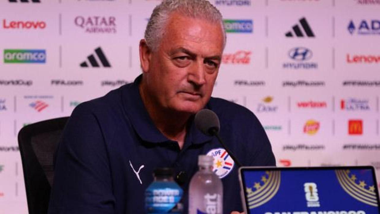 Paraguay Teknik Direktörü Gustavo Alfaro maç sonu basın toplantısında konuşuyor.
