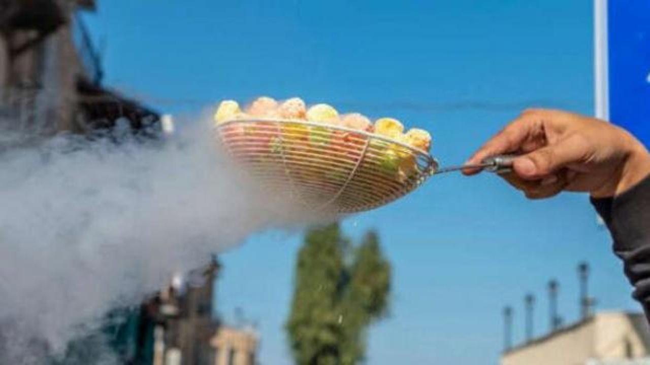 Bir çocuk kimyasal temizlik ürünlerine uzanırken gösteren illüstrasyon.