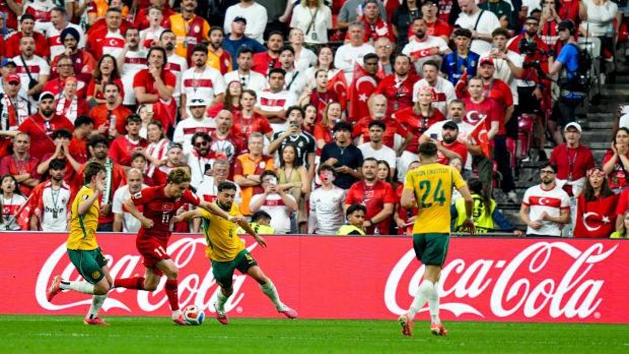 Türkiye ve Avustralya bayrakları, futbol maçı teması ve tarihi Çanakkale Savaşı'na gönderme yapan görseller.
