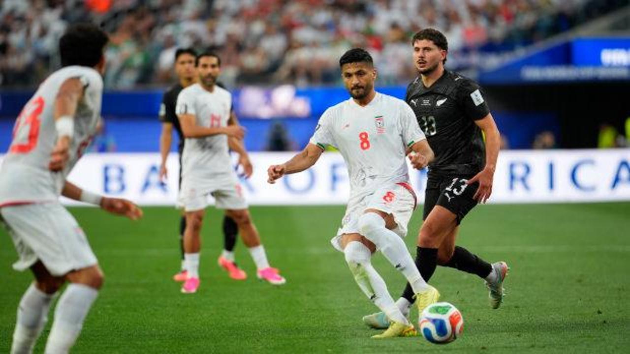 İran ve Yeni Zelanda futbolcuları 2026 Dünya Kupası maçında mücadele ediyor.