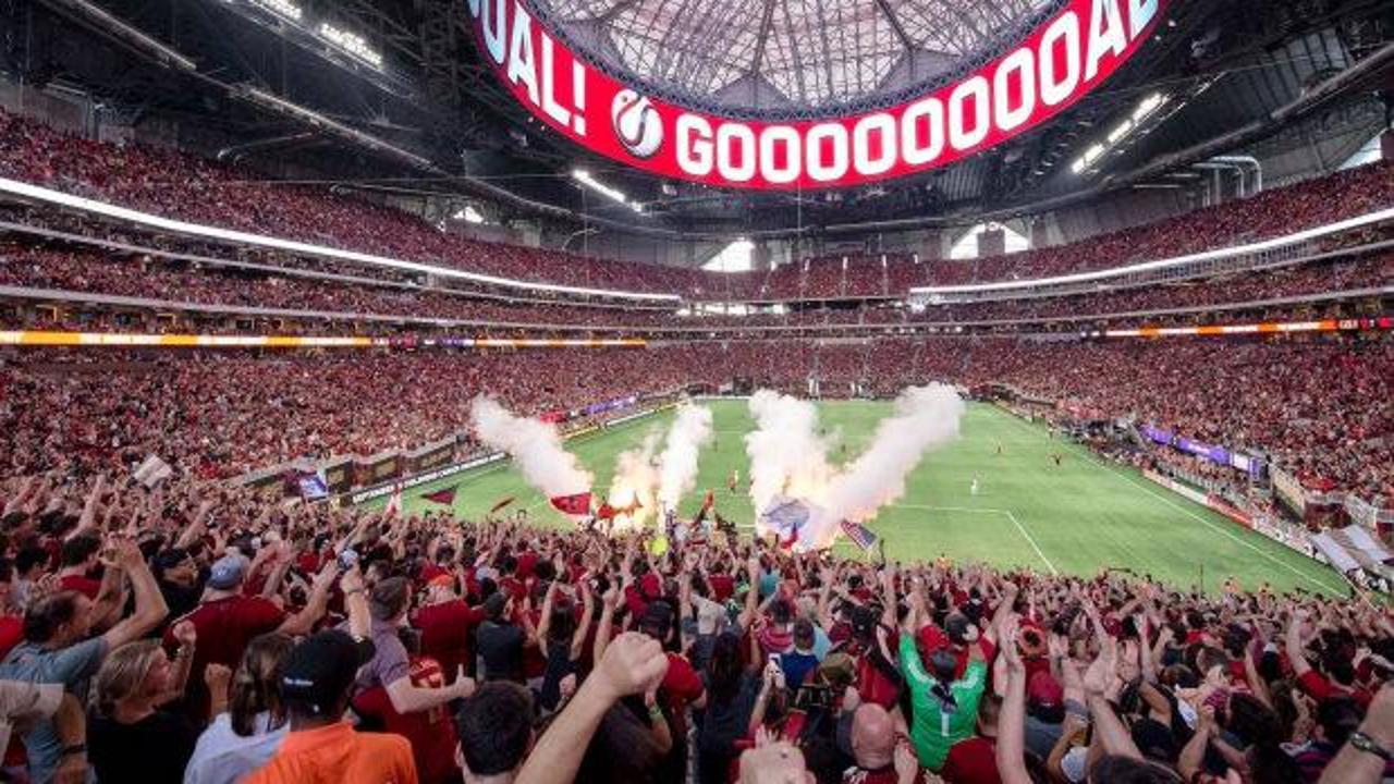 İspanya ve Yeşil Burun Adaları milli takımlarının futbolcuları sahada