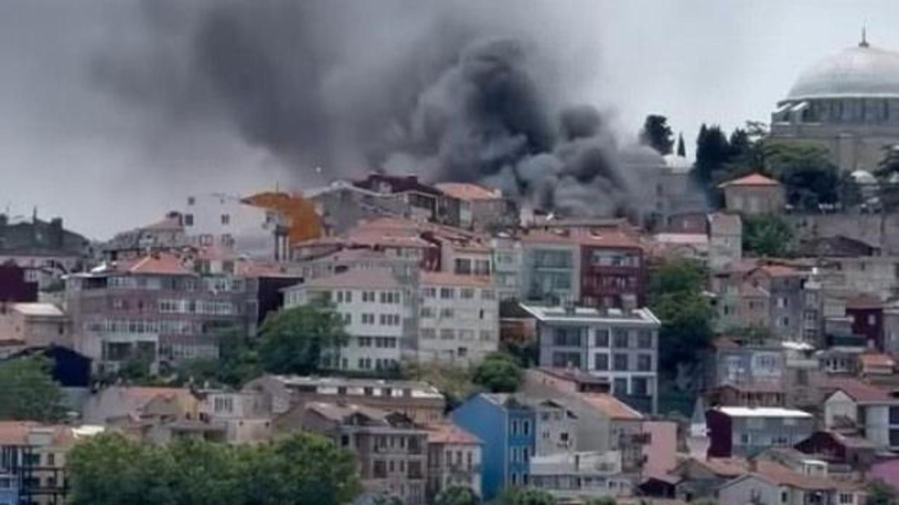 İstanbul'un bir&ccedil;ok noktasından g&ouml;r&uuml;len yangın! Ara&ccedil;lara sı&ccedil;radı