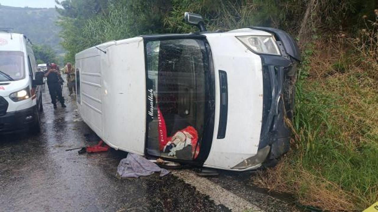İzmir'de işçi servisinin şarampole devrildiği kaza yerinden görüntü.