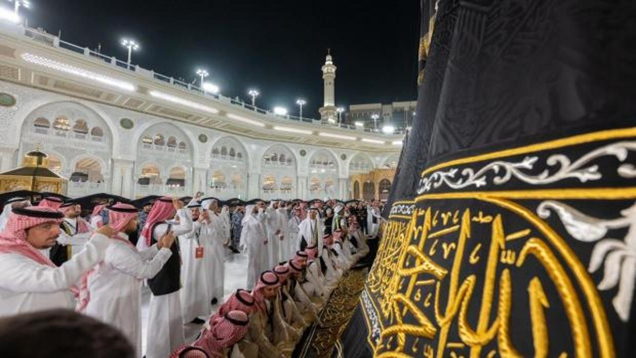 Kabe'nin yeni örtüsünün serilme anı ve törenden görüntüler.