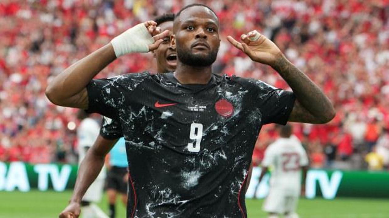 Kanada ve Katar milli futbol takımları oyuncuları maç sırasında.