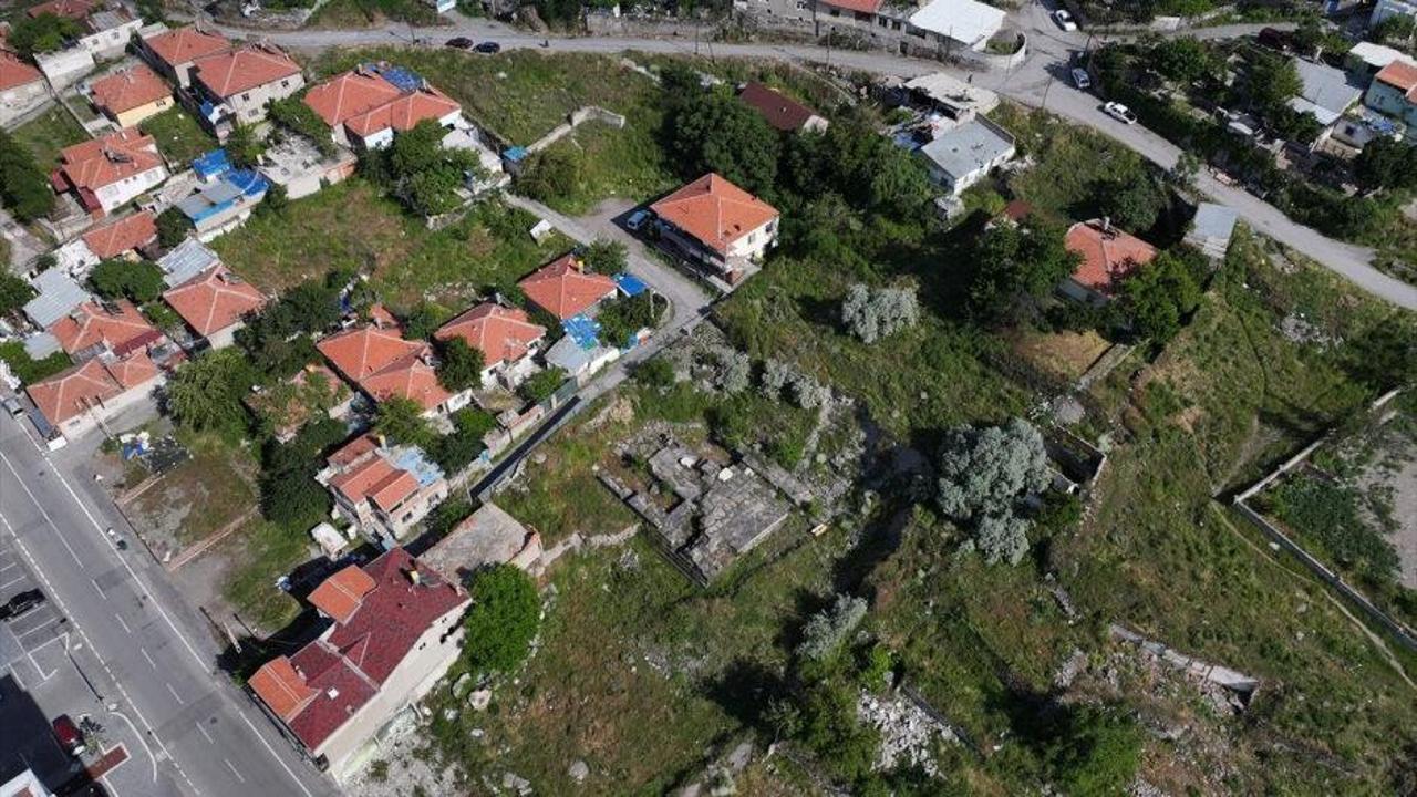 Kayseri'de bir gecekondu mahallesi ortasında bulunan ve keşfedilmeyi bekleyen tarihi tapınak yapısı.