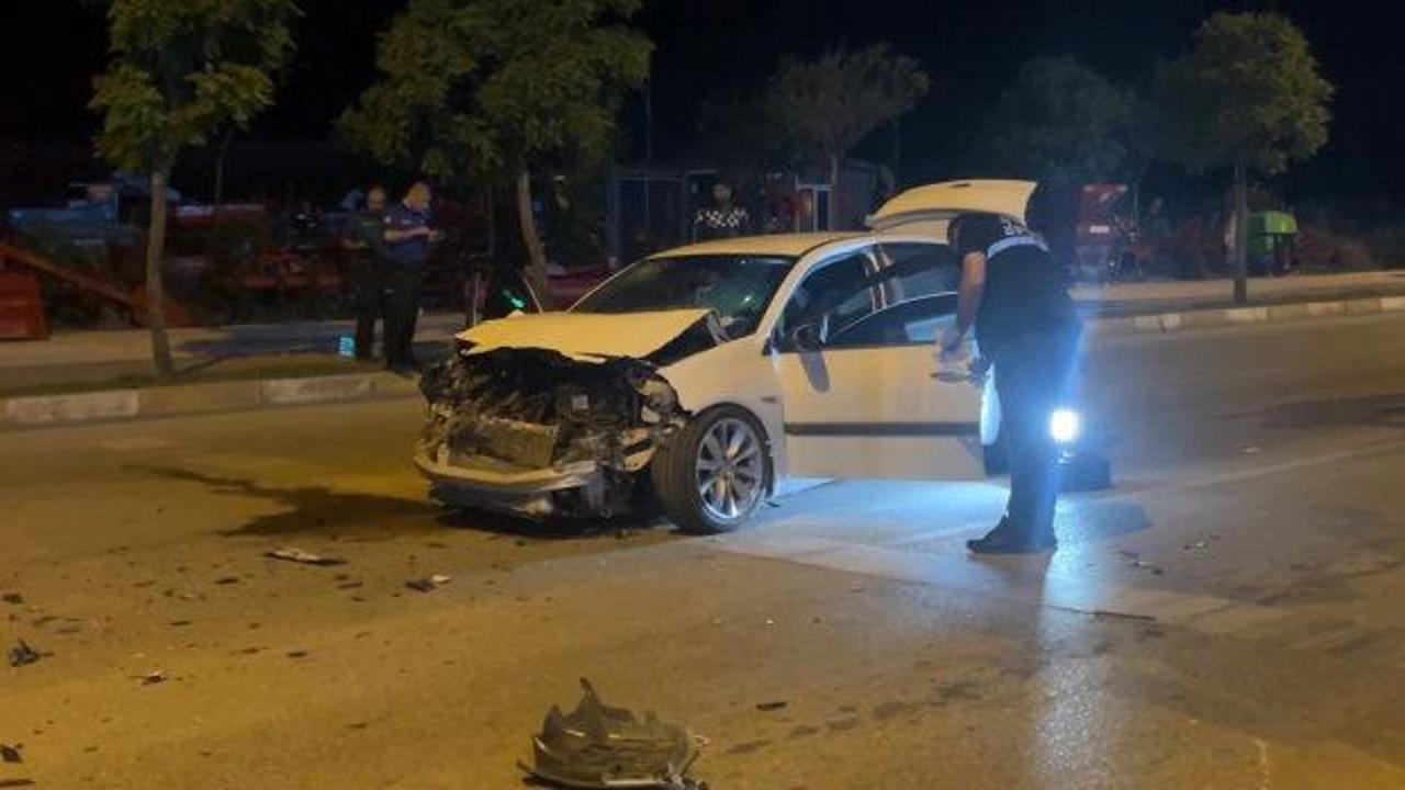 Kazaya karışan s&uuml;r&uuml;c&uuml; aracını bırakıp ka&ccedil;tı