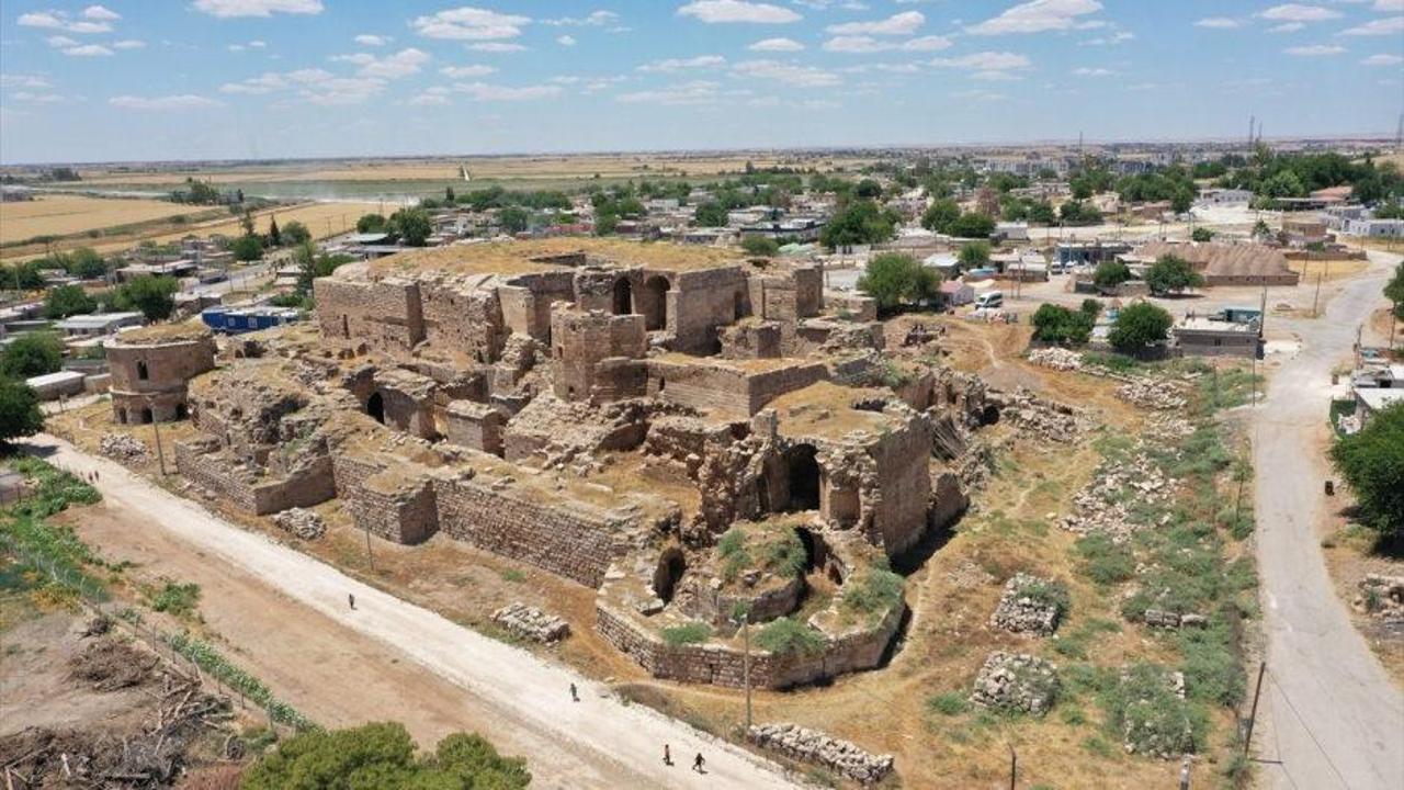 Harran Kalesi'nin kazılar sonrası yeni adı ve tarihi önemi hakkında bilgi veren haber.