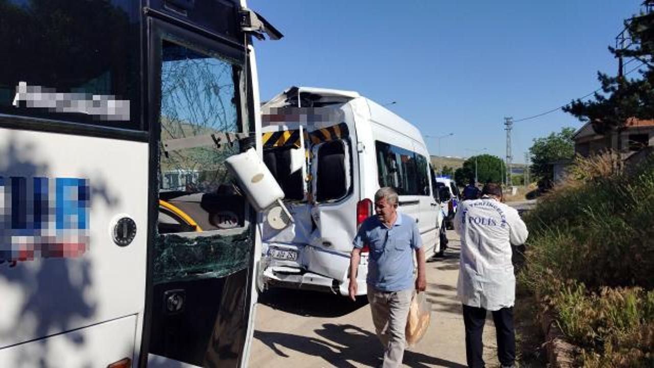 Kaza yapan işçi servisleri ve olay yerine müdahale eden ekipler