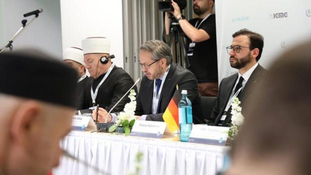 Uluslararası konferansta bir araya gelen müftüler ve dinî kurum temsilcileri toplu halde fotoğraf çektiriyor.