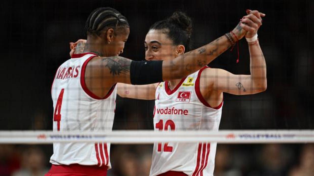 A Milli Kadın Voleybol Takımı oyuncuları file önünde sevinç yaşıyor.