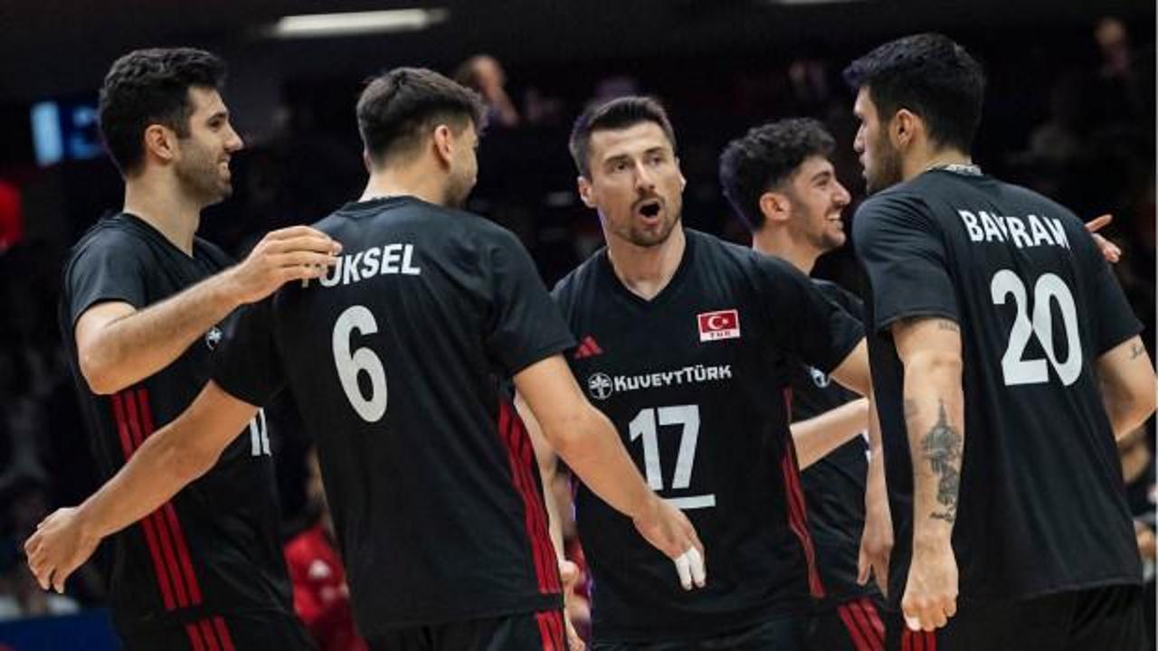 A Milli Erkek Voleybol Takımı oyuncuları maç sırasında sevinç yaşıyor.