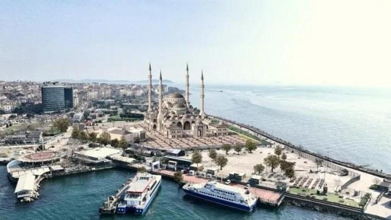 Kadıköy rıhtımında Ulu Cami inşaatının başladığını gösteren iş makineleri ve şantiye alanı.