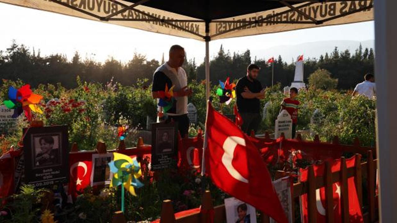 Okul saldırısında vefat etmişlerdi! Babalar G&uuml;n&uuml;'nde evlatlarının kabrinde dua ettiler 