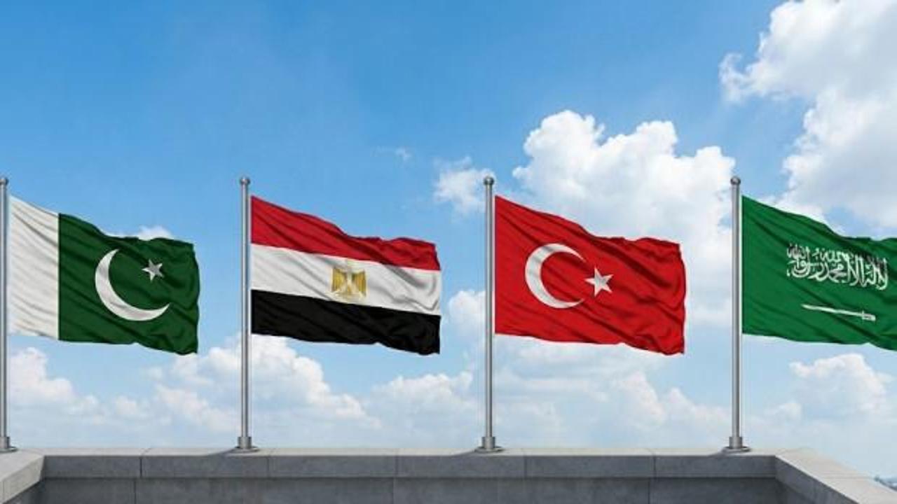 Suudi Arabistan, Türkiye, Mısır ve Pakistan bayraklarının bir arada olduğu görsel.
